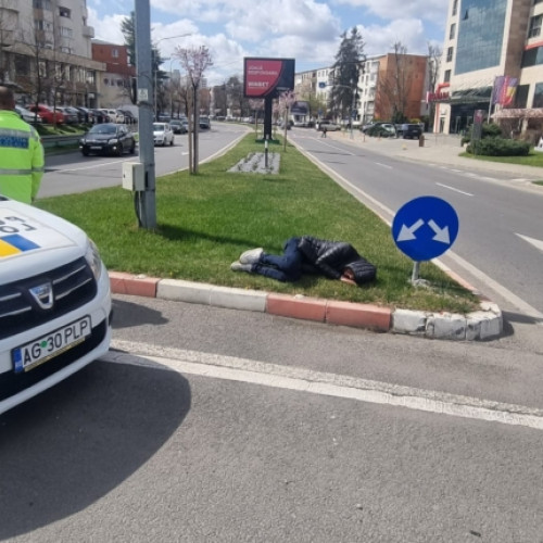 Incident dramatic în Pitești. Tânăr căzut inconștient pe stradă!