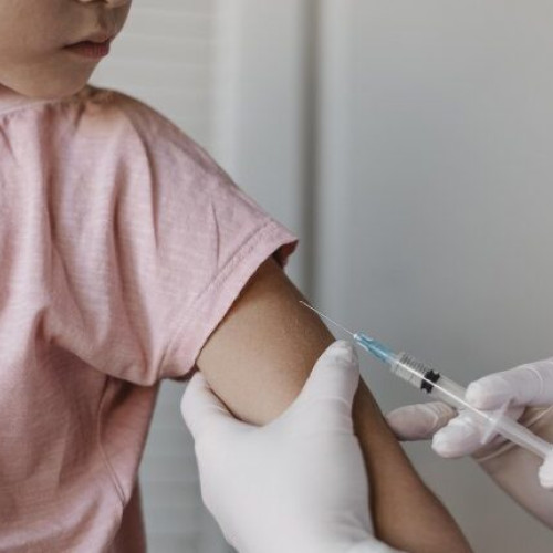 Schimbări de ultim moment în privința vaccinării obligatorii! Ministerul Sănătății prezintă un nou proiect de hotărâre de Guvern pentru strategia națională de vaccinare, cu acces gratuit pentru cetățeni. Adulții și școlarii nu vor fi obligați să se vaccineze conform noilor reglementări.