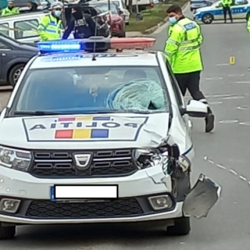 Accident în Pitești cu o mașină de poliție implicată! Cine este responsabil?