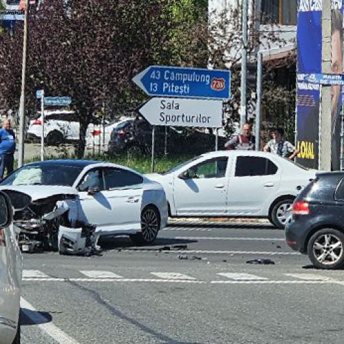 Accident grav pe Bulevardul Dacia din Mioveni! O tânără rănită, trafic intens afectat!