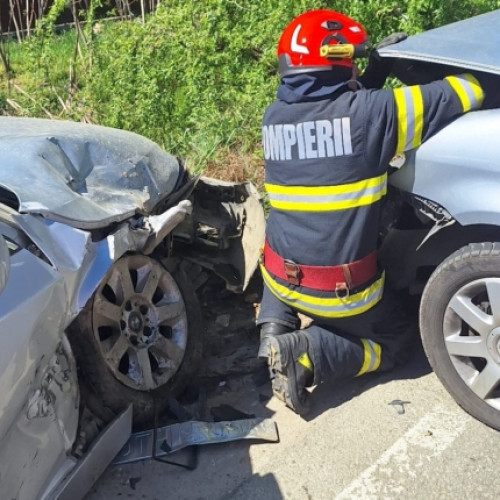 ACCIDENT rutier în Cotmeana, între două mașini! Se oprește rutiera din cauza unui șofer neatent.