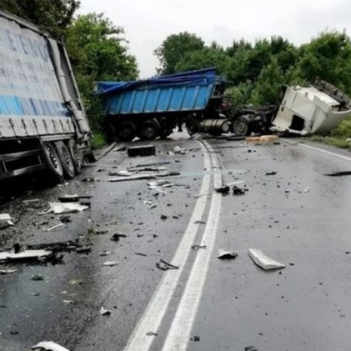 Accident grav pe DN7 cu două TIR-uri și o mașină! Trafic blocat!