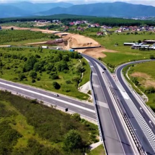 Incredibilul progres al lucrărilor la nodul rutier Bascov al Autostrăzii Pitești – Sibiu, începe etapa a doua de montare a grinzilor! Traficul va fi închis pe timp de noapte.