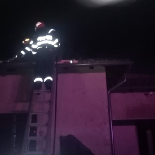 Locuință distrusă în incendiul de Florii, echipaje de pompieri chemați de urgență