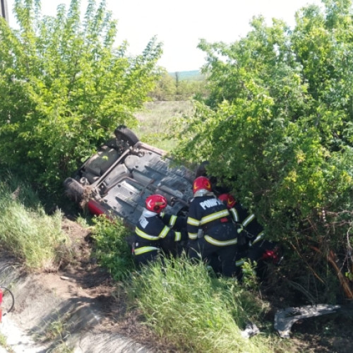 Accident rutier la Pitești: Trei copii și un adult, răniți grav în urma prăbușirii mașinii în mărăciniș.