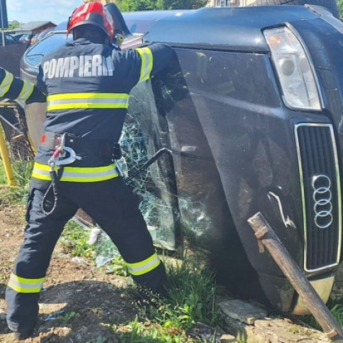 Accident în zona A1: Mașină aruncată în șanț în urma unei coliziuni violente! Trei persoane au fost rănite și transportate la spital.