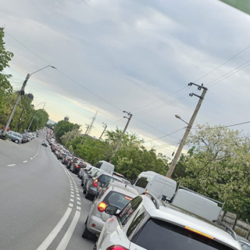 Cozile kilometrice de mașini în Pitești, imagini de groază! Trafic blocat în cartierul Trivale din cauza unui raliu