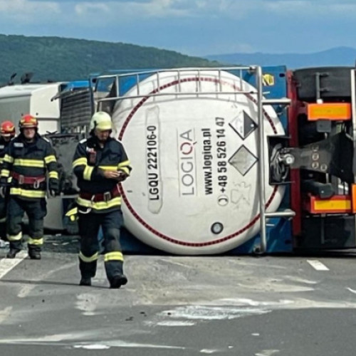 Accident grav pe A1: Autocisternă cu oțet răsturnata, șoferul la spital