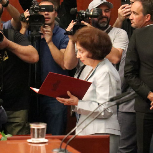 Preşedinta Macedoniei de Nord a refuzat să pronunţe noul nume al ţării la ceremonia de învestire, proteste virulente din partea Atenei şi Bruxelles