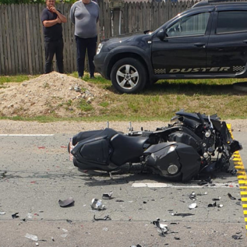 Accident grav în Buzoești: motociclistul a lovit o mașină în trafic