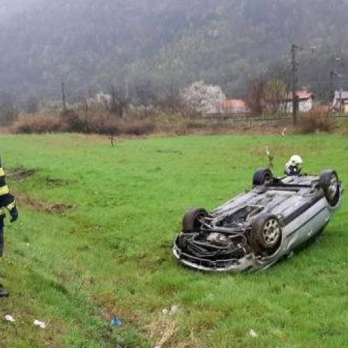 Accidente în Argeș! Mașină răsturnată în val!