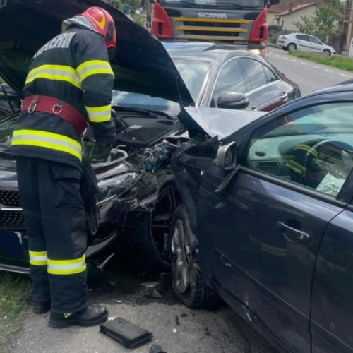 Accident rutier cu trei mașini implicate în Stâlpeni - Două victime au fost transportate de urgență la spital