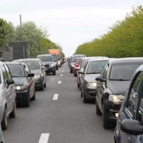 Șoferii atenți! Cozi lungi pe un drum aglomerat! Trafic restricționat!