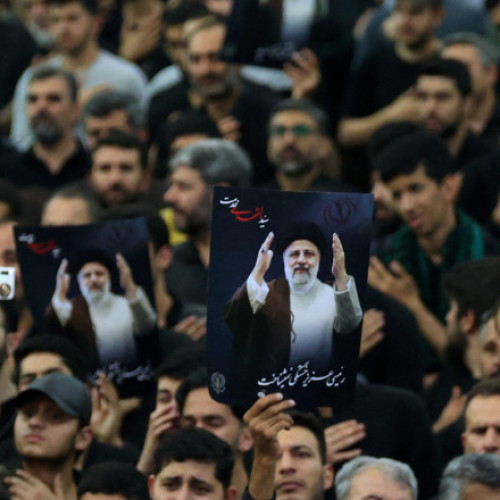 Galerie Foto Zeci de mii de oameni au venit la Teheran pentru funeraliile președintelui iranian Ebrahim Raisi