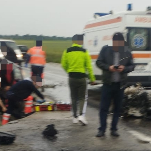 Accident rutier grav în Mozăceni: Mașină răsturnată, bărbat rănit