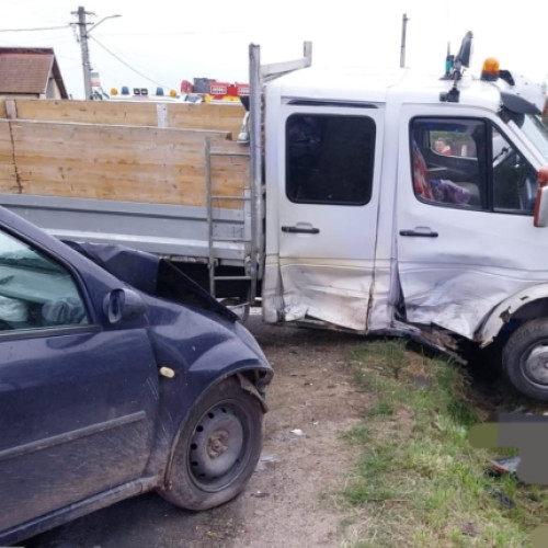 Accident grav în Valea Iașului: o persoană rănită după impactul violent dintre o autoutilitară și o mașină. Echipajul SMURD a intervenit de urgență.