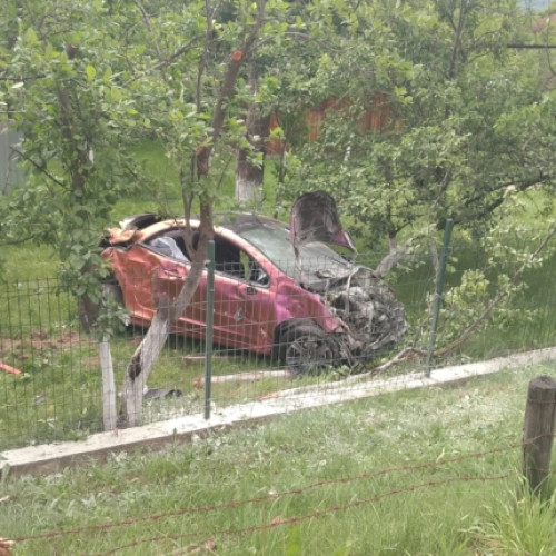 Accident grav in Davidești! Tânără de 23 ani rănită după ce mașina s-a răsturnat