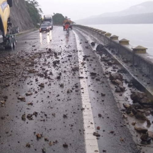 Ploi devastatoare în mai multe zone din țară! Traficul blocat de căderile de pietre din Varcioara.