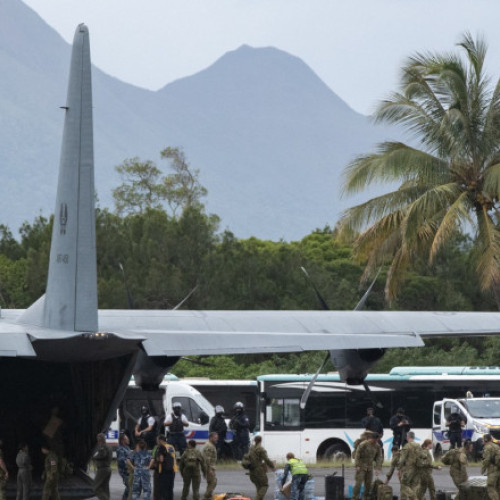 Galerie Foto Haos în Noua Caledonie, unde violențele continuă: Primii francezi, dar și șase români, au fost evacuați din republică