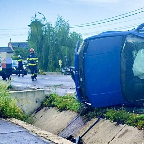 Un echipaj de pompieri intervine la un accident rutier în Schitu Golești