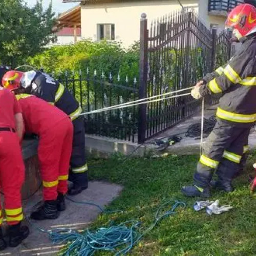 Un pas de tragedie. Fetita de 6 ani, salvata dupa ce a cazut intr-o fantana de 20 de metri