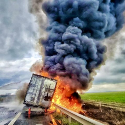 Incendiu produs la un autocamion pe Drumul 23, zona Metro