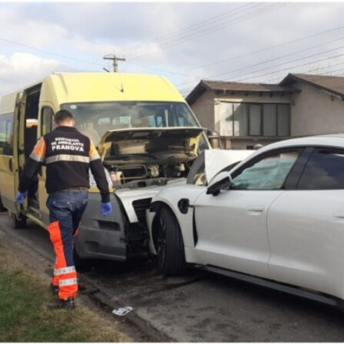 Microbuz școlar implicat într-un grav accident! Copile de 8 ani transportate la spital!