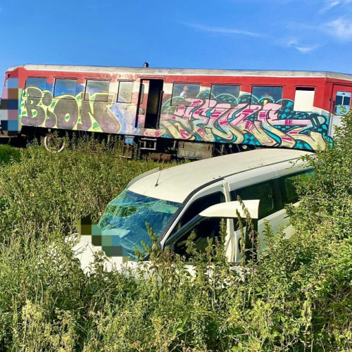 Accident feroviar în Merișani: Un tren personal a lovit un autoturism