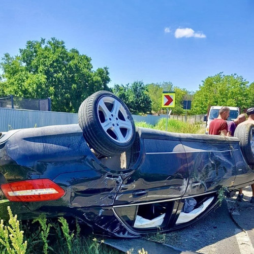 Autoturism răsturnat într-o comună din județul Argeș