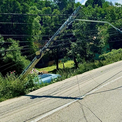 Accident rutier în Rucăr: Intervenția pompierilor pentru prevenirea incendiilor