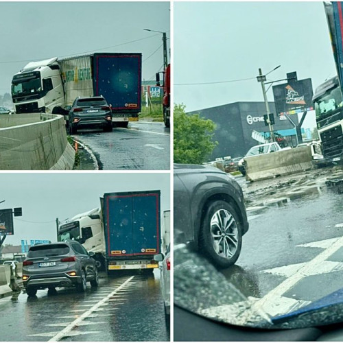 Un tir a intrat într-un parapet, provocând pagube în Argeș