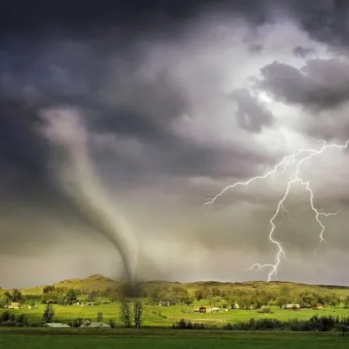 Avertizare serioasă pentru România: Caniculă și tornade în această vară